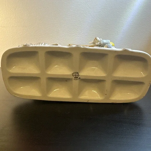 Vintage porcelain‎ lace decor  statue playing chess - Picture 12 of 13